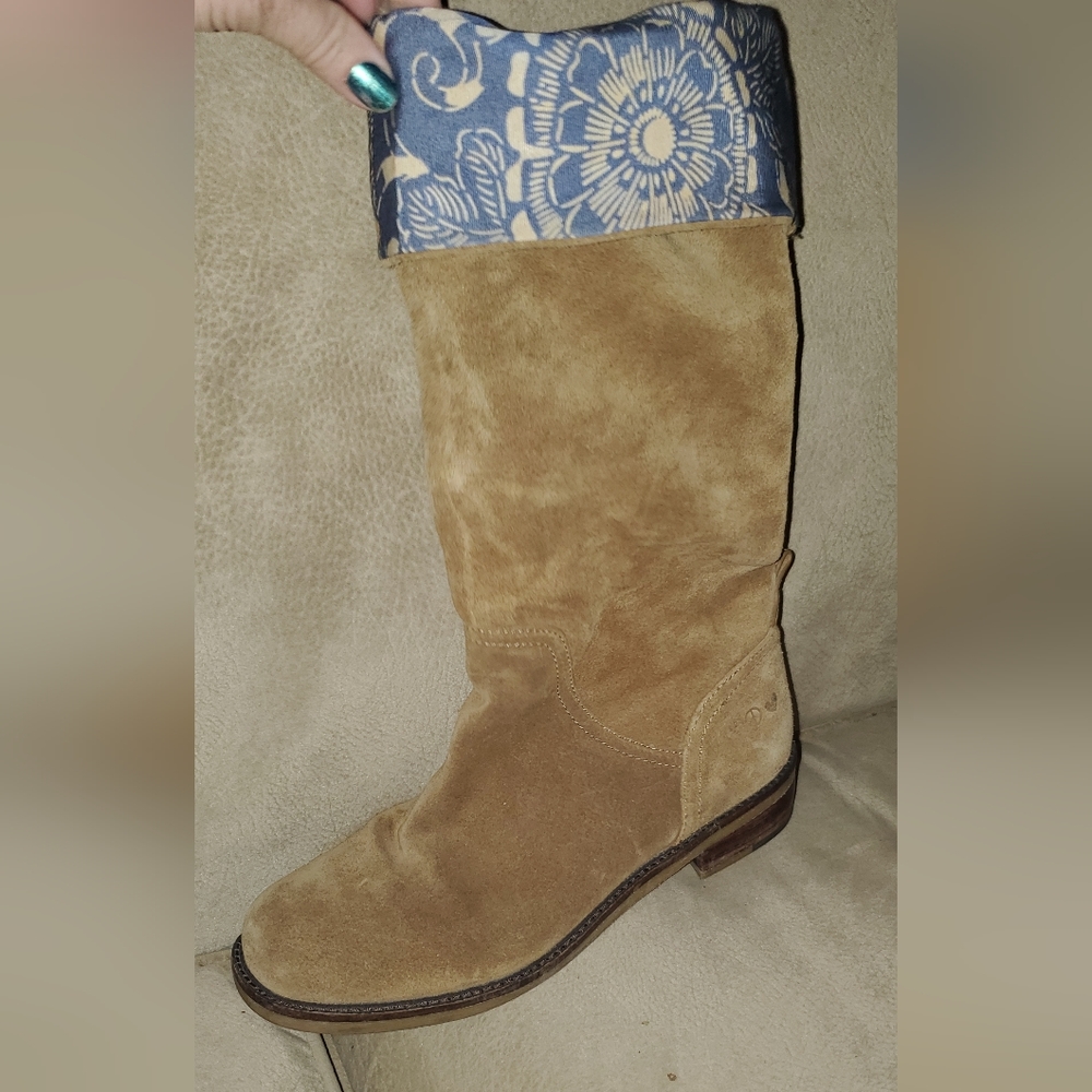 Lucky Brand super cute suede pull on boots.. size 9.5
